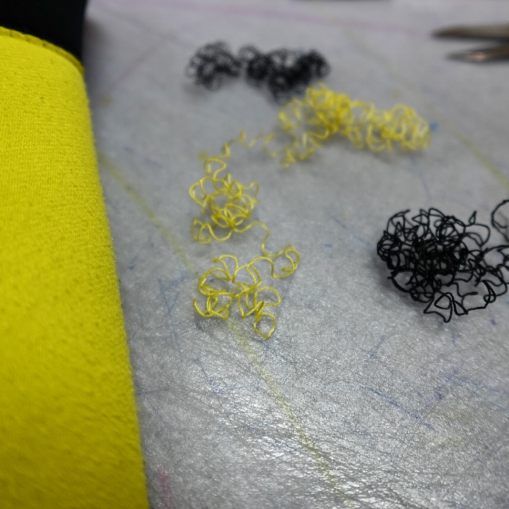 ウエットスーツ修理でステッチ糸を外した時は
こんなにくるくるです🌀