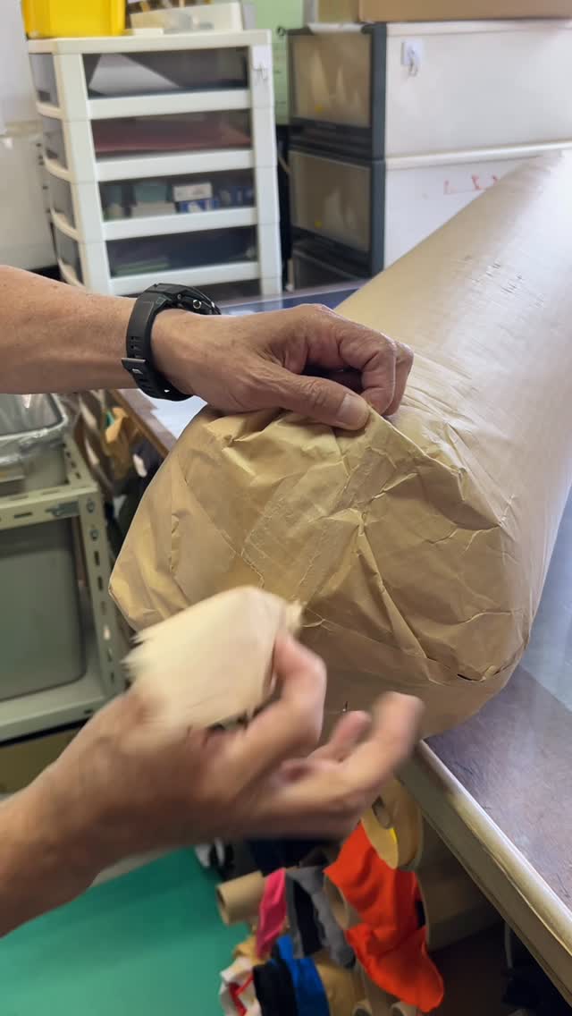 〈生地屋さんから届いた物を整理する作業〉

日々、いろんな色、厚み、固さのものが届きます。
時間はかかりますが、変色や跡が付かないようにする為の大事な作業です。